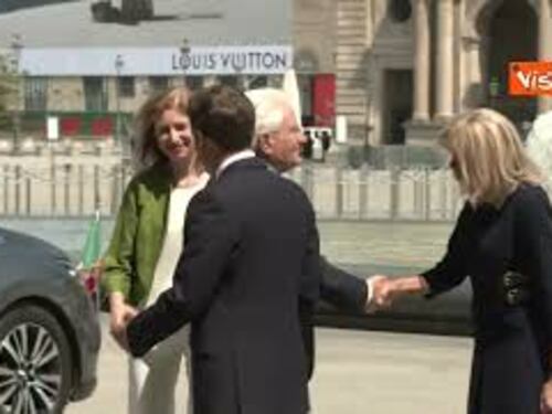 L'abbraccio tra Mattarella e Macron davanti al Louvre