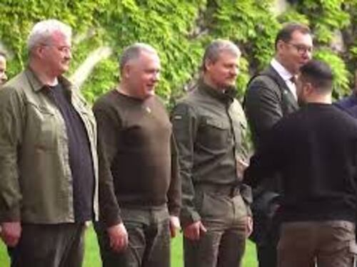 Gli onori militari per Zelensky a Berlino