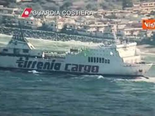 Motonave arenata sulle coste siciliane, la Guardia Costiera all'opera
