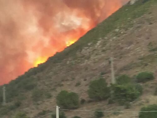 L'arrivo all'aeroporto di Palermo: le immagini della montagna a fuoco