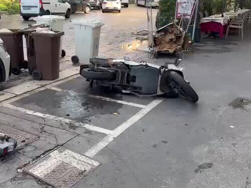 Monopattini e scooter ribaltati in tutta Milano a causa della furia della tempesta