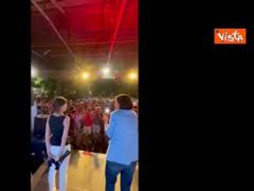 "Elly, Elly", Schlein sale sul palco della Festa dell'Unità di Milano tra gli applausi