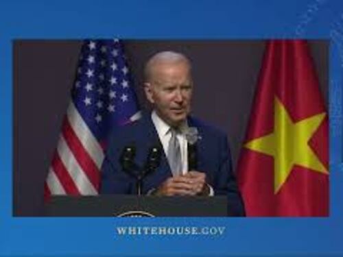 La strana conferenza di Biden in Vietnam: "Non so voi, ma io vado a letto"