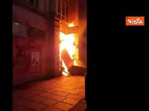 Proteste per riforma delle pensioni in Francia, a Rennes incendiato ingresso stazione della Polizia