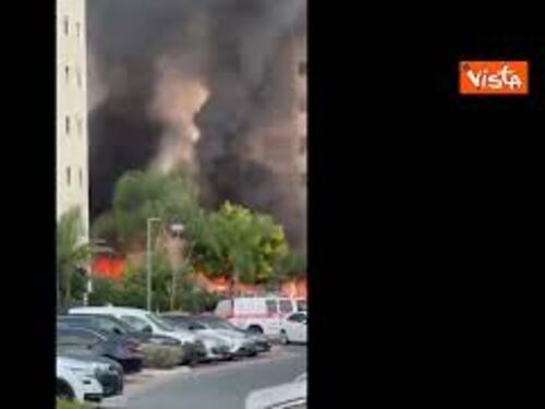 Migliaia di razzi da Gaza su Israele, le immagini degli incendi