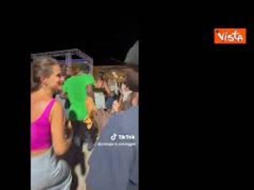 I migranti di Lampedusa ballano con turisti e residenti alla festa in piazza