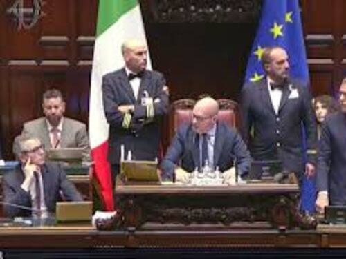 Def, Foti interviene alla Camera, scoppia la bagarre. Cori in Aula dall'opposizione