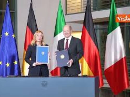 Meloni al vertice intergovernativo italo-tedesco a Berlino, la foto di gruppo con Scholz