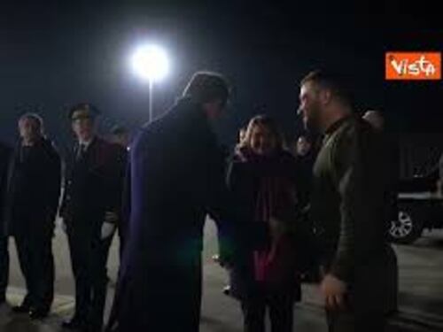 Zelensky accolto all’aeroporto di Parigi con tappeto rosso e onori militari