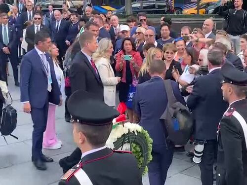 L'omaggio di Meloni alla statua di Cristoforo Colombo a New York