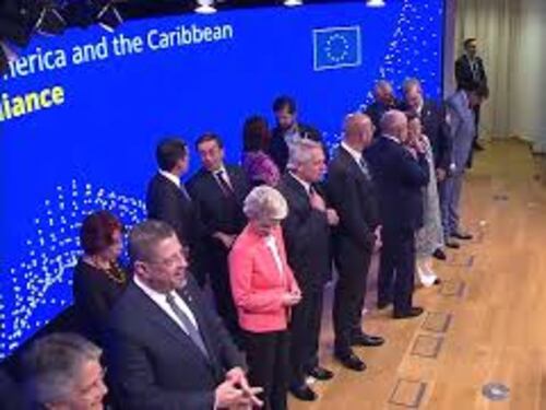 Al via il summit Ue-Celac, presenti 48 capi di Stato e governo. La foto di gruppo