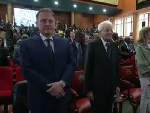 Mattarella pianta un albero a Nairobi