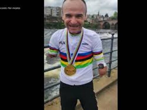 Ciclista senza braccia riceve in premio un orologio da polso, la video-reazione da campione