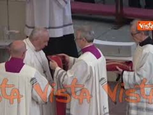 Funerali Ratzinger, l’arrivo di Papa Francesco