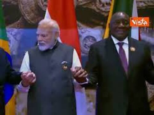 G20 in India, i leader si tengono per mano per la foto di gruppo, tra gli altri anche Modi e Biden
