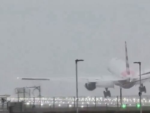 Atterraggio da brividi a Heathrow: cosa è successo all’aereo