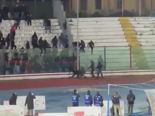 Scontri tra tifosi di Casertana e Foggia: fumogeni e bombe carta, poi la rissa