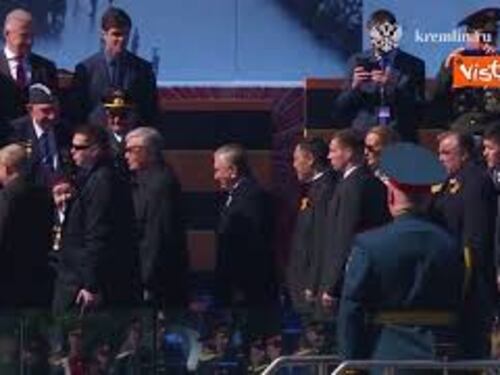 Giorno della Vittoria, Putin stringe la mano a militari e reduci di guerra