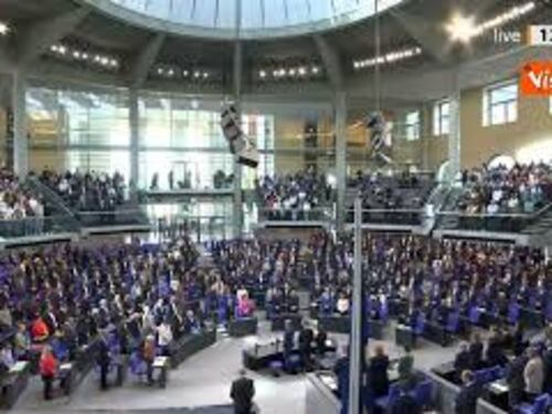Minuto di silenzio al Parlamento tedesco per le vittime in Israele