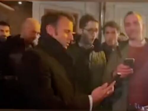 Bufera su Macron "cantante" per strada con un'associazione di estrema destra