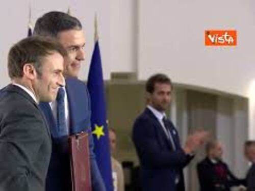 Francia e Spagna firmano Trattato di Amicizia e Cooperazione, le immagini con Macron e Sanchez