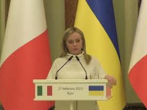 Blackout in conferenza stampa, Meloni traduce per Zelensky: "Sono Presidente operaio"