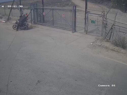Un saccheggiatore palestinese si allontana da Be'eri con un televisore
