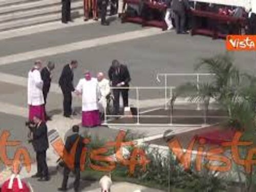Papa Francesco, in sedia a rotelle, saluta i cardinali