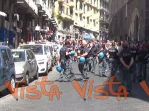 Stop Reddito di Cittadinanza, manifestanti a Napoli bloccano Corso Umberto