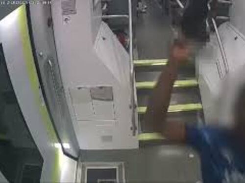 Rapina sul treno Lecco-Milano, ragazzo assalito nel bagno con un machete. Le immagini