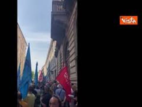 Tragedia Brandizzo, presidio davanti a Prefettura di Vercelli dopo "corteo silenzioso" dei sindacati