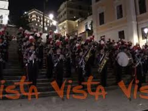 La banda dei Carabinieri suona l'inno di Mameli in Piazza di Spagna