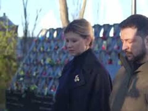 Zelensky e la moglie Olena Zelenska omaggiano i caduti della guerra davanti al memoriale a Kiev