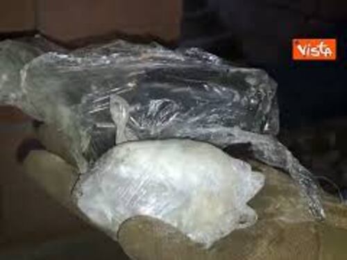 Scoperte pareti a Caivano con all'interno droga e munizioni