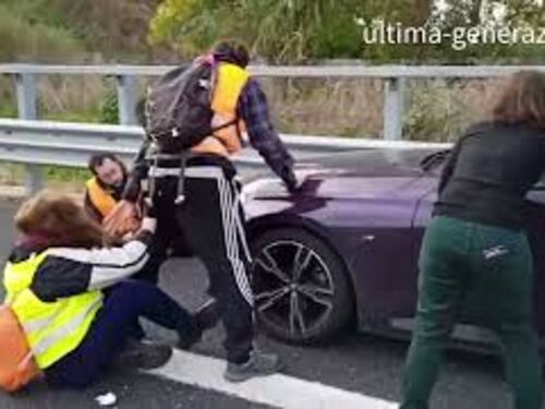 Ultima Generazione occupa Roma-Civitavecchia, automobilista forza blocco e quasi investe attivisti