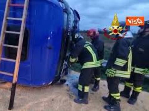Autoarticolato esce di strada, l'intervento dei Vigili del Fuoco