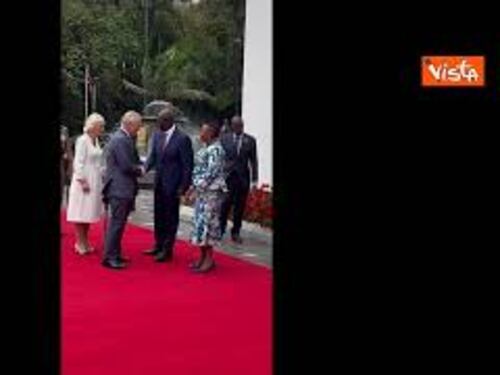 Re Carlo e la Regina Camilla in Kenya. Ecco la cerimonia di benvenuto