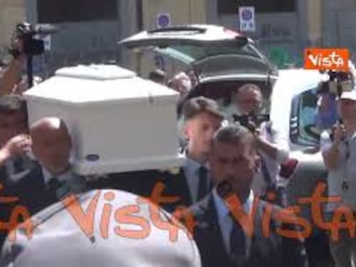 Funerali Giovanbattista Cutolo, l'arrivo del feretro accolto dagli applausi