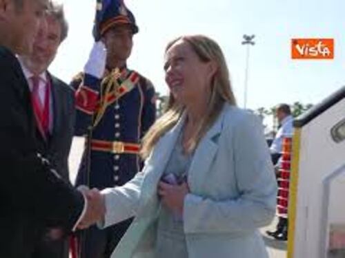 L'arrivo di Meloni al Cairo per il summit internazionale della pace