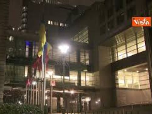 Light Up Ukraine, luci spente al Parlamento Ue in solidarietà con l'Ucraina