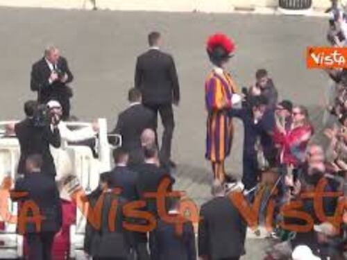 Papa Francesco acclamato dai fedeli, riceve in dono un mazzo di fiori