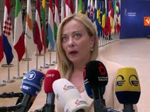 Meloni al Consiglio Ue risponde in italiano a una giornalista ma poi continua in inglese