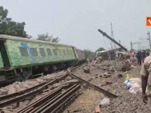 Incidente ferroviario in India, centinaia di morti. Le immagini dal luogo della tragedia