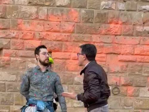 Ambientalisti imbrattano Palazzo Vecchio, Nardella li blocca d'istinto