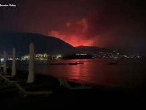 Incendi a Corfù, in Grecia. 17 villaggi evacuati. I video postati sui social
