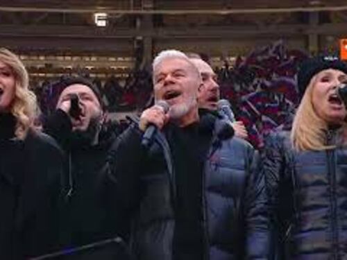 Putin allo stadio Lushniki canta l'inno russo per la festa dei Difensori della patria