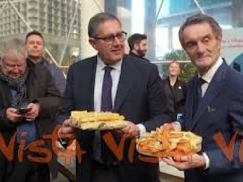 A Milano il Patto Lombardia-Liguria, Toti dona focaccia a Fontana