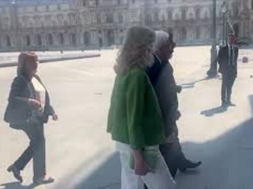 Mattarella e la figlia Laura in posa con Emmanuel e Brigitte Macron davanti al Louvre