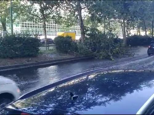 Circonvallazione allagata a Milano dopo il violento nubifragio della scorsa notte