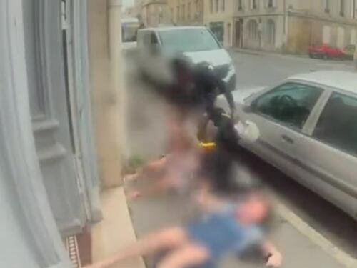 Il video dell'orrore: così l'africano prova a rapire la bambina